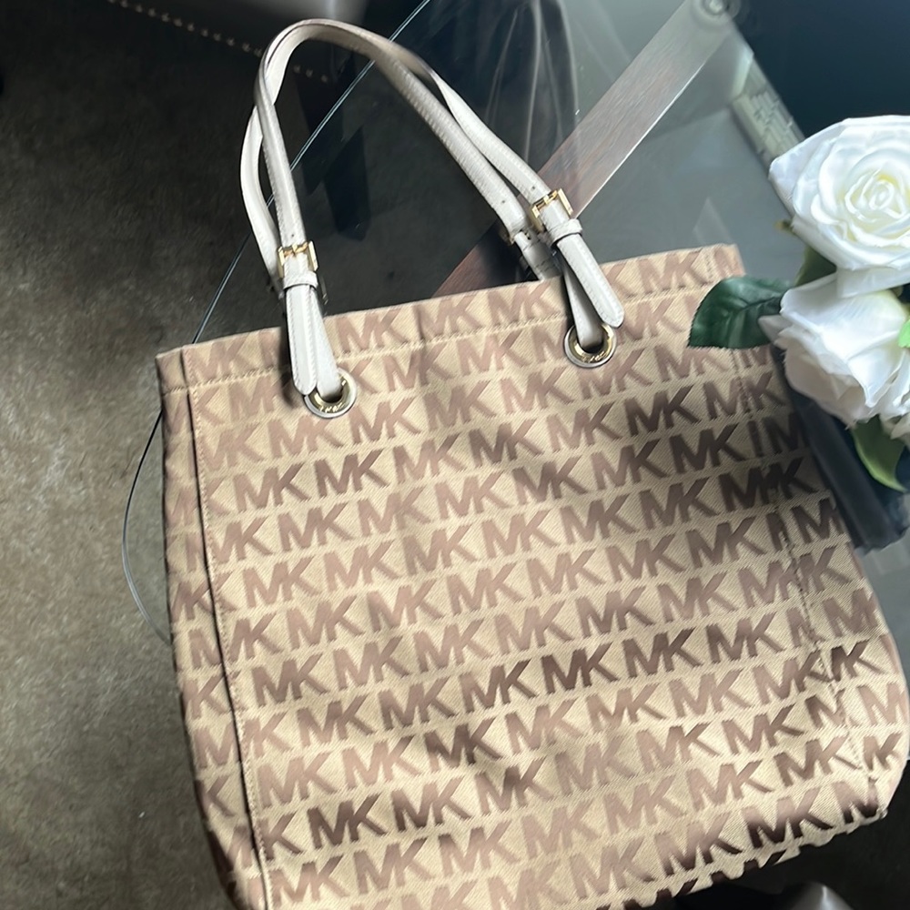MICHAEL KORS LARGE SIGNATURE TOTE!